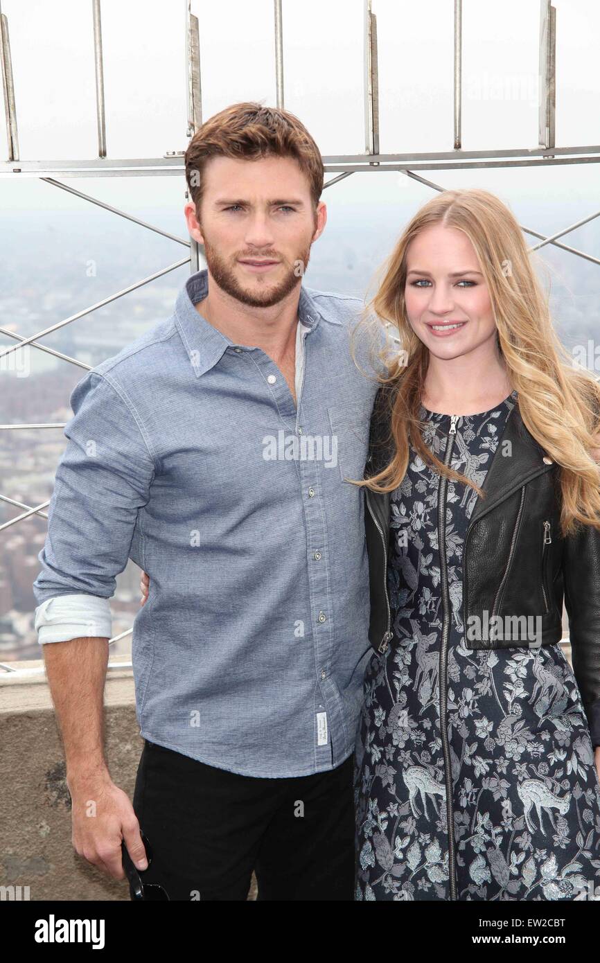 Das Empire State Building beherbergt Scott Eastwood und Britt Robertson Stars von 20th Century Fox die längste Fahrt mit: Scott Eastwood, Britt Robertson wo: NYC, New York, Vereinigte Staaten von Amerika bei: 9. April 2015 Stockfoto