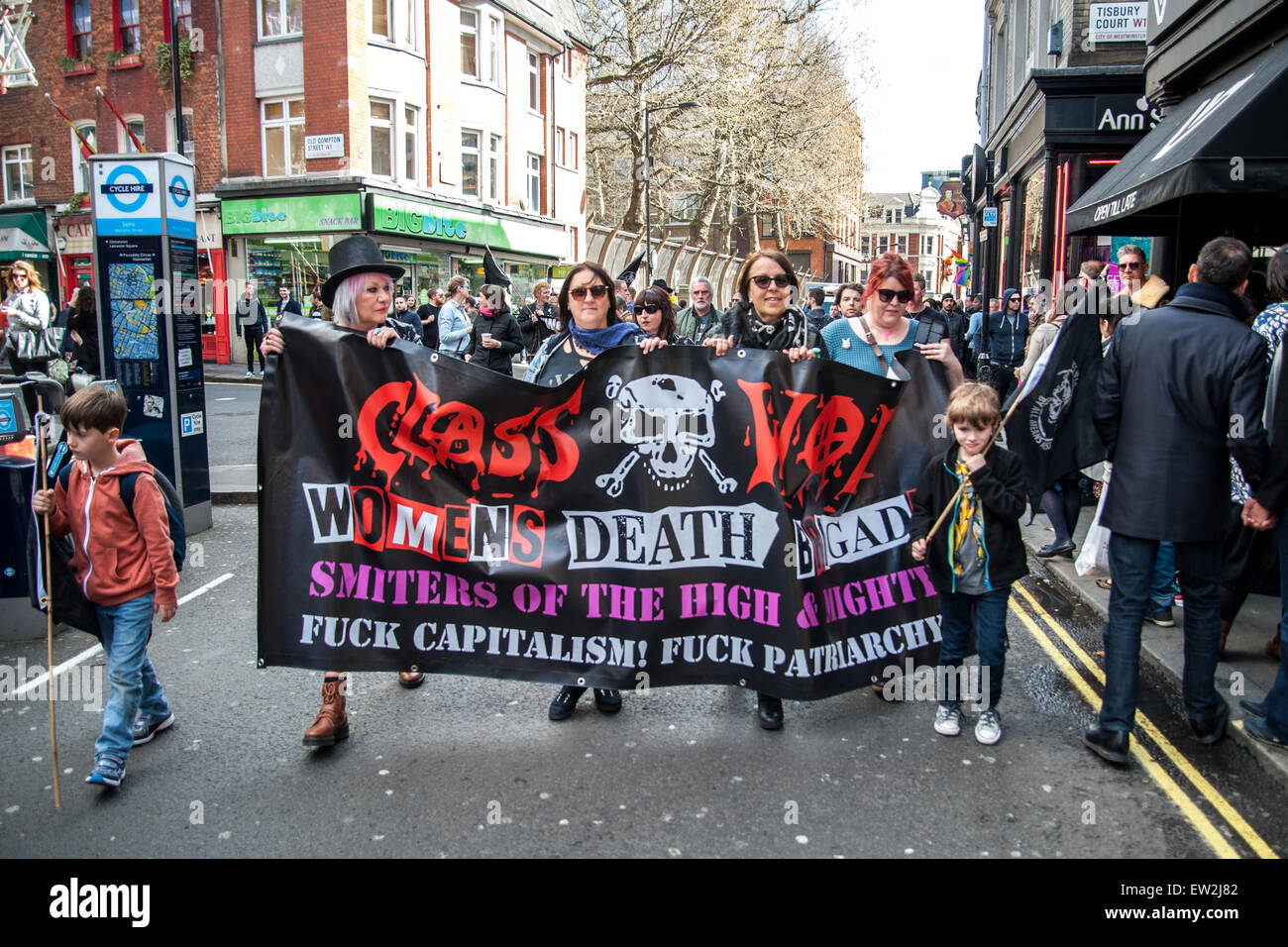 Adam Clifford (AKA Jimmy Kunt), der Klasse Krieg Kandidat für die City of London und Westminster bei den kommenden Parlamentswahlen seiner Wahl tun Runden Soho mit: Adam Clifford, Jimmy Kunt Where: London, Vereinigtes Königreich bei: 11. April 2015 Stockfoto