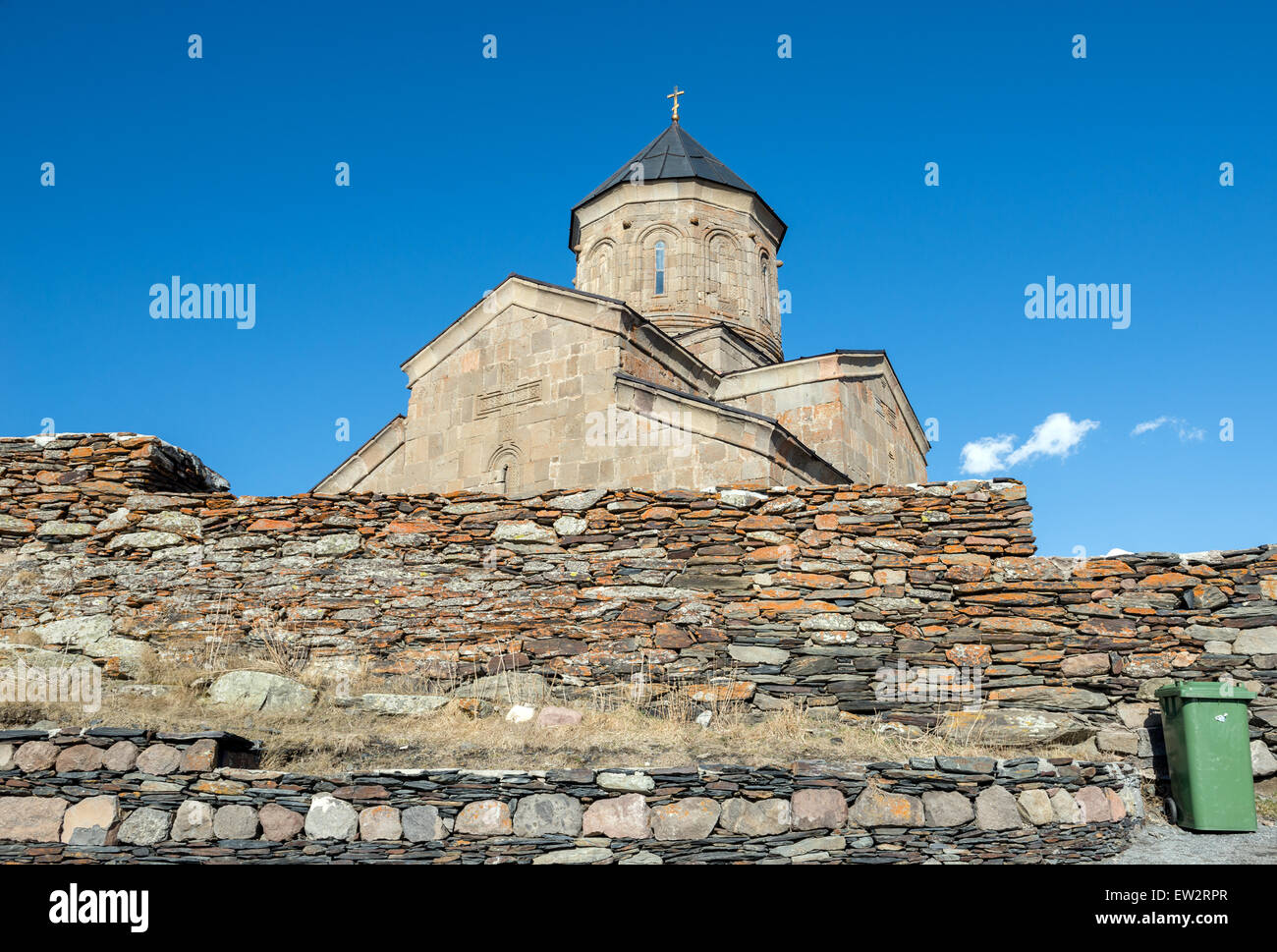 Berühmte Dreifaltigkeitskirche (Tsminda Sameba) aus dem 14. Jahrhundert in der Nähe von zurGergeti Dorf und Stepantsminda Stadt, Georgien Stockfoto