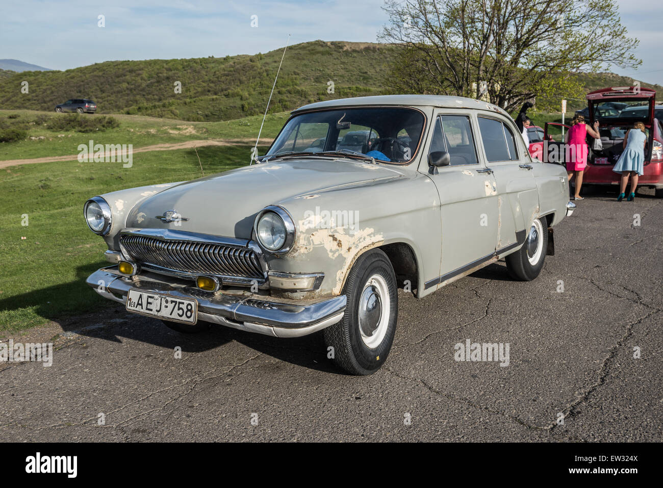 Wolga GAZ M21 Auto (dritte Serienmodell) neben georgisch-orthodoxen Dschwari Kloster nahe der Stadt Mzcheta in Georgien Stockfoto