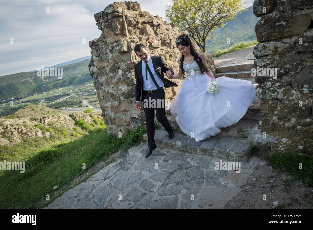Hochzeit paar im UNESCO-Welterbe 6. Jahrhundert georgischen orthodoxen Dschwari Kloster nahe der Stadt Mzcheta in Georgien Stockfoto