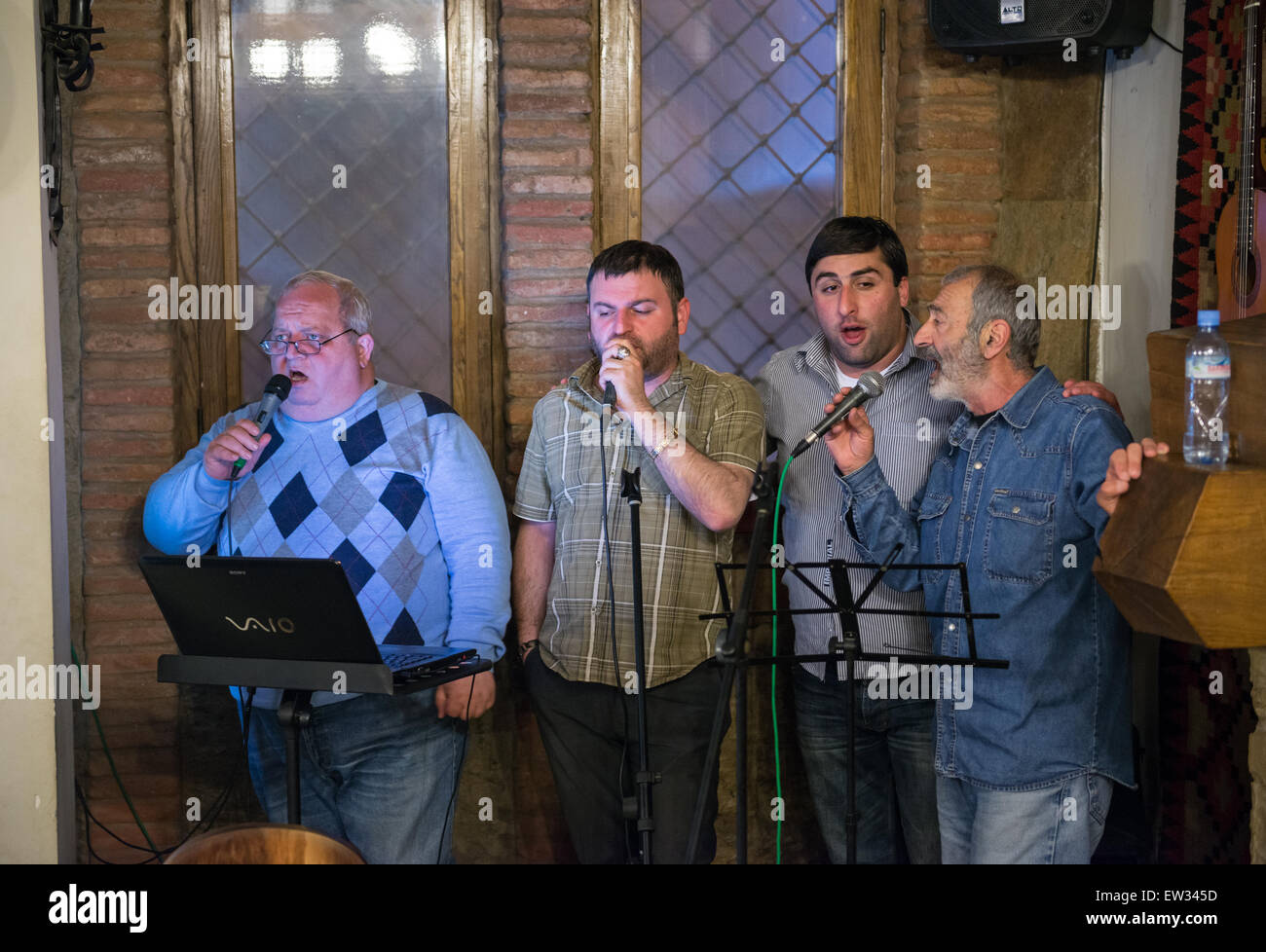 Lokalen Sängern während der Show im Restaurant in Kutaissi, Georgien Stockfoto
