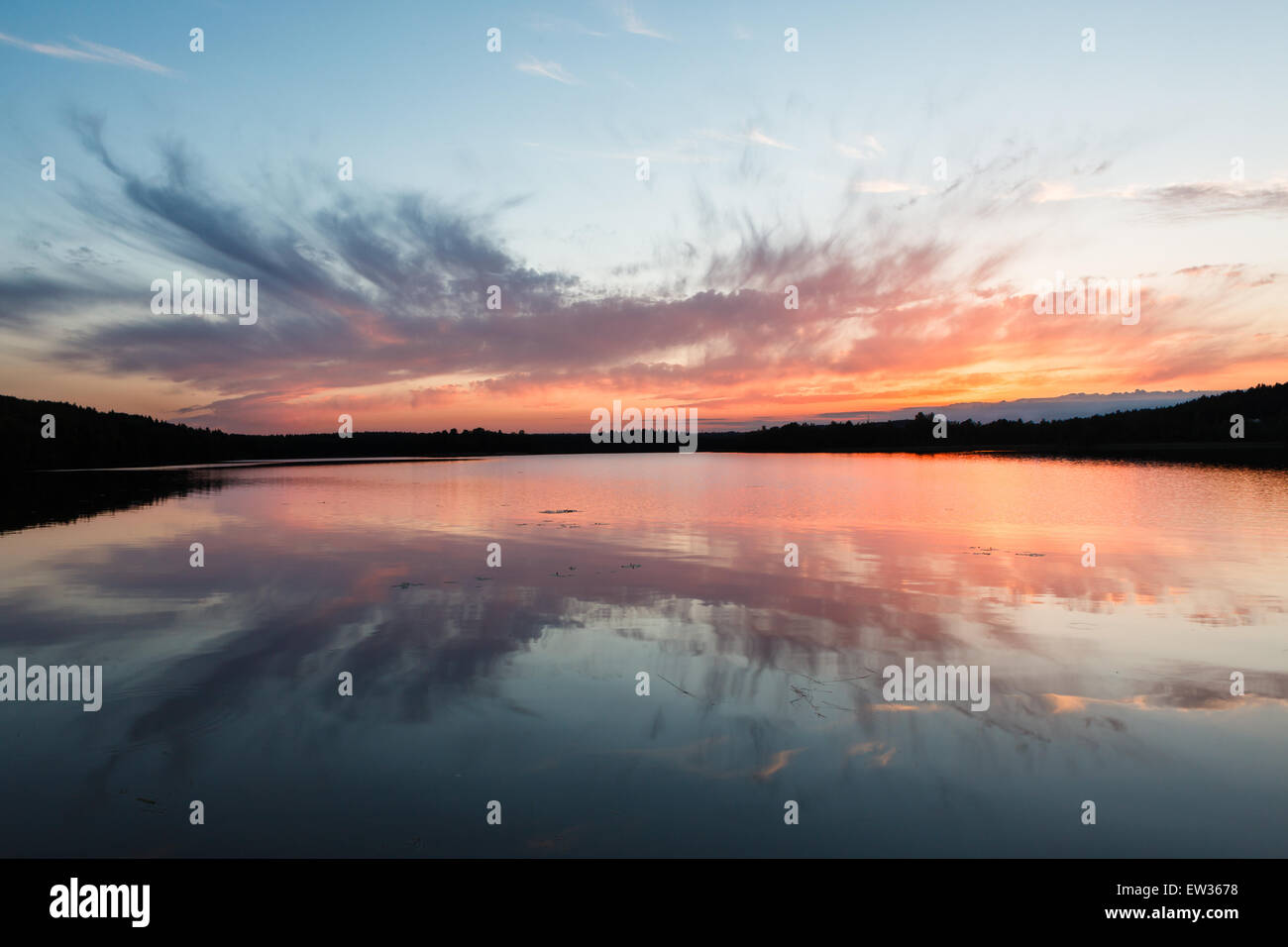 Farbenprächtigen Sonnenuntergang und Reflexion am See Stockfoto