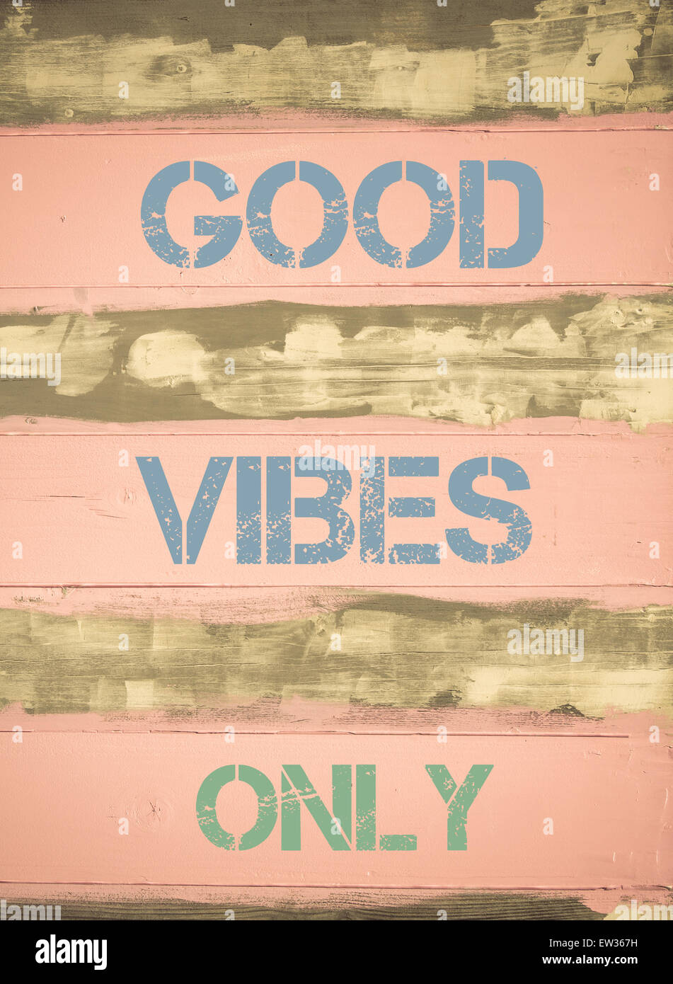 Konzept-Bild des guten VIBES nur motivierenden Zitat geschrieben auf Vintage gemalt Holzwand Stockfoto