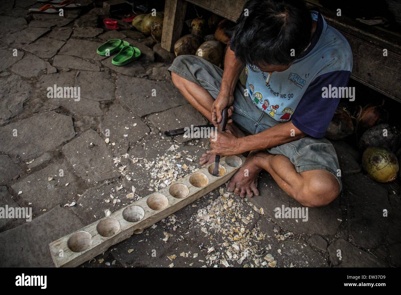 Ein Baduy Tribesman arbeiten vor seinem Haus in Banten. Es gibt rund 12.000 Baduy Stammesangehörigen bewohnen die 5.000 Hektar tropischen Waldreservat, bekannt als "Baduy Land". Die Baduy-Gemeinschaft hat auch eine Religion, die "Sunda Wiwitan" (The Early-Sunda) genannt wird. Es ist nicht Hinduismus, Buddhism, Christentum oder Islam, sie sind sehr treu dem Allmächtigen Gott "Batara Tunggal". Ihre Harmonie mit der Natur und ihren Glauben, ihre traditionelle Religion erfolgreich helfen ihnen bei der einfachen und bescheidenen Lebensweise führen. In ihrem täglichen Kampf um ihr Erbe zu bewahren und Leben nah an der Natur, Baduy Stockfoto