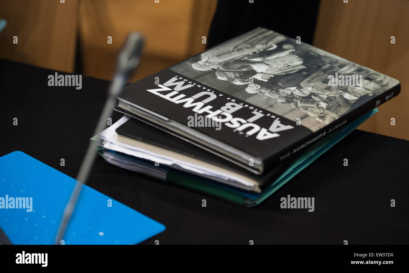 Lüneburg, Deutschland. 17. Juni 2015. Das Buch "Das Auschwitz-Album" liegt auf einem Tisch in den Gerichtssaal in Lüneburg, 17. Juni 2015. Ehemaligen SS-Mann Oskar Groening Stände Studie in Lüneburg rund 70 Jahre nach dem Ende der NS-Diktatur. Die p Stockfoto