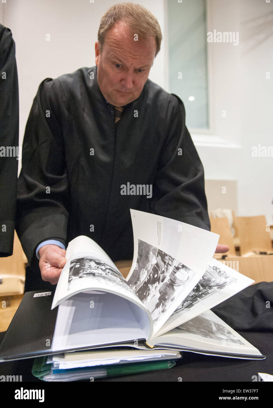 Lüneburg, Deutschland. 17. Juni 2015. Stefan Lode, einer der Anwälte des gemeinsamen Klägers sieht durch das Buch "Das Auschwitz-Album" in den Gerichtssaal in Lüneburg, 17. Juni 2015. Ehemaligen SS-Mann Oskar Groening steht in Lüneburg rund um Testversion Stockfoto