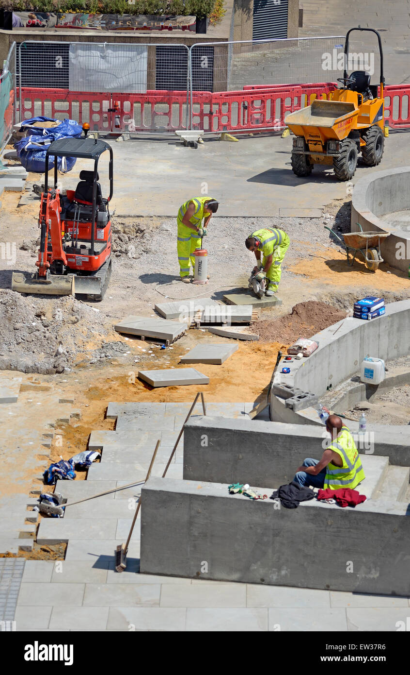 London, England, Vereinigtes Königreich. Arbeiter Schneiden von Betonplatten für den Einbau von der Millennium Bridge Stockfoto