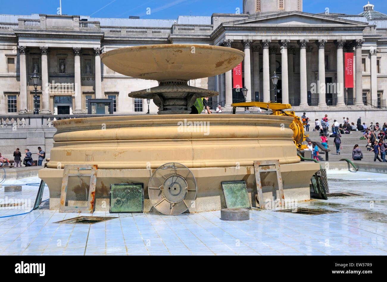 London, England, Vereinigtes Königreich. Trafalgar Square - Brunnen Entleeren des Wassers für die Reinigung Stockfoto