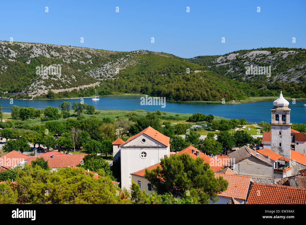 Ansicht der Stadt Skradin und Krka Fluss aus Punkt - dalmatinischen Küste von Kroatien Stockfoto