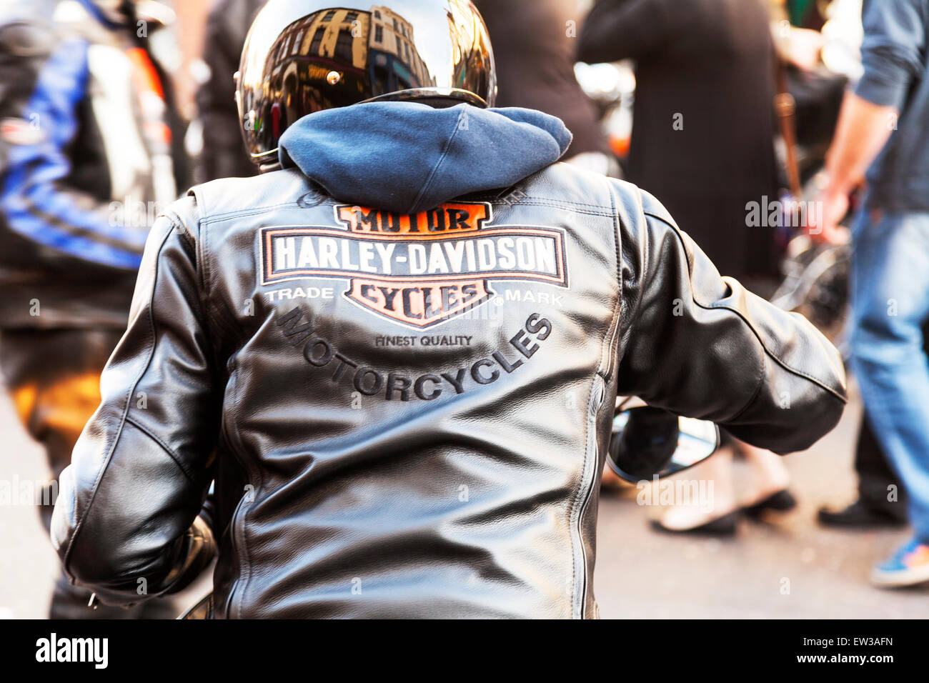 Harley Davidson Schild Motorrad Lederjacke getragen von Biker-Gang Mitglied Motorrad Banden Mitglieder Motorräder Motorräder Stockfoto