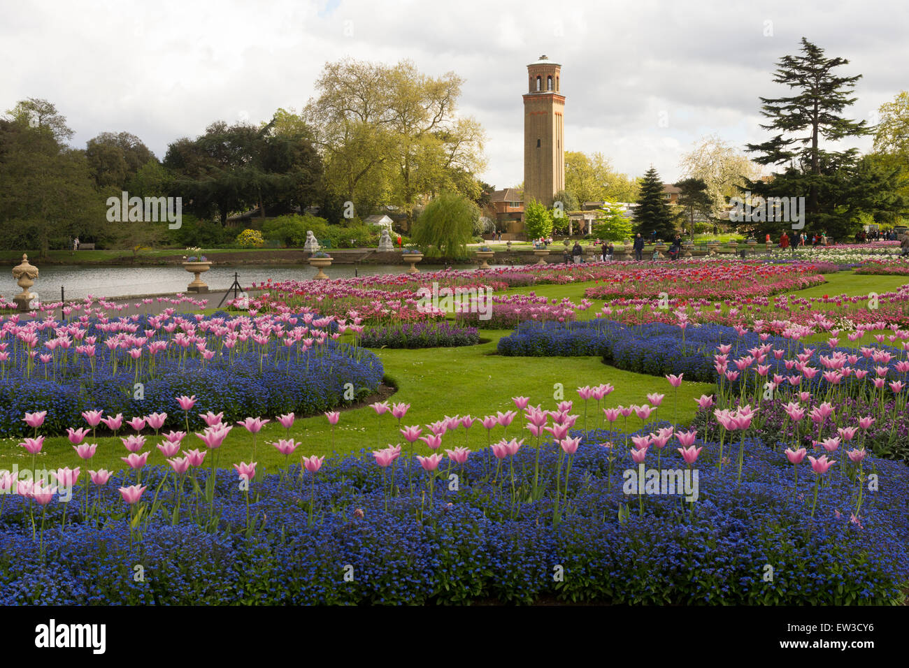 Blumenausstellung in den Kew Gardens mit dem Campanile-Rauchstapel im Hintergrund. London, England Stockfoto