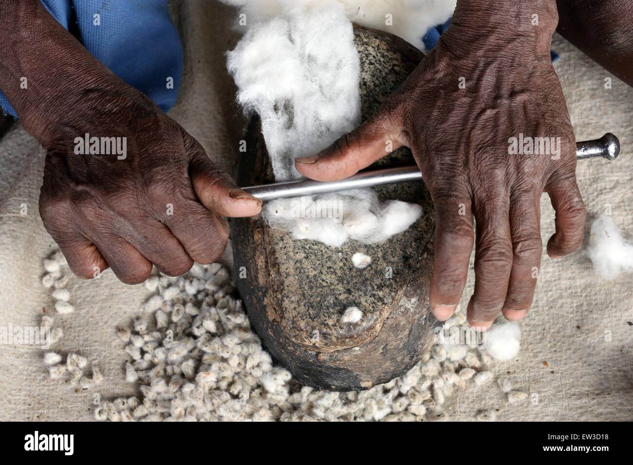 Baumwollverarbeitung, ist aus der Wolle Samen gepresst. Alte Spinnerei Baumwolle mit Spindel. Ouagadougou, Burkina Faso, Afrika Stockfoto