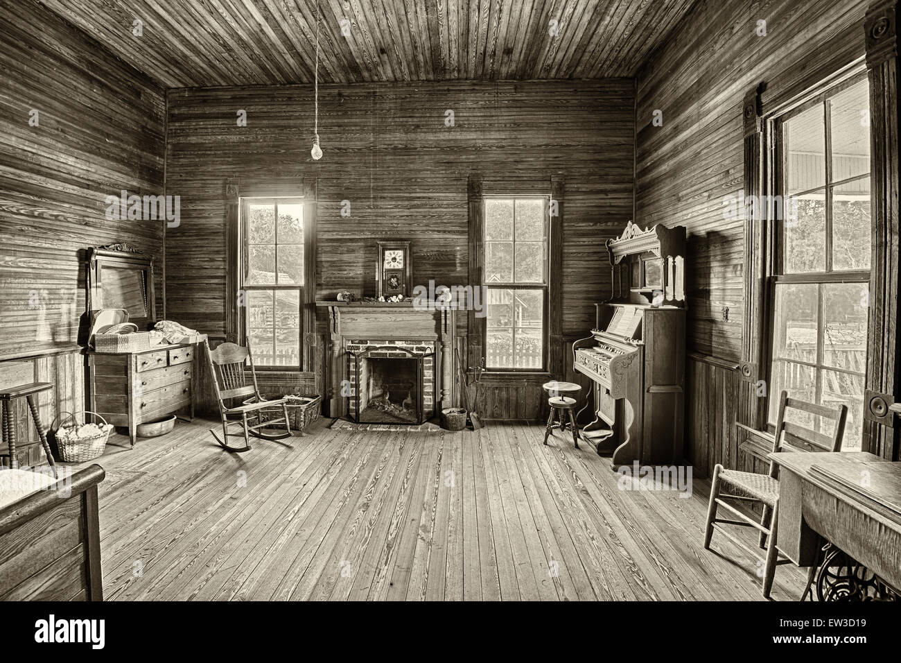 Innenraum eines alten Bauernhauses im historischen Wahrzeichen Park in der Nähe von Dothan, Alabama. HDR verarbeitet. Stockfoto