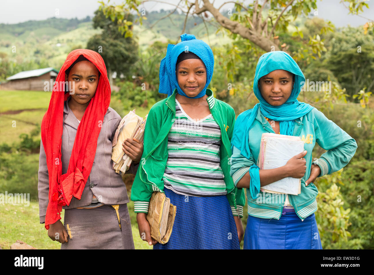 Junge äthiopische Schülerinnen halten ihre Hefte. Stockfoto