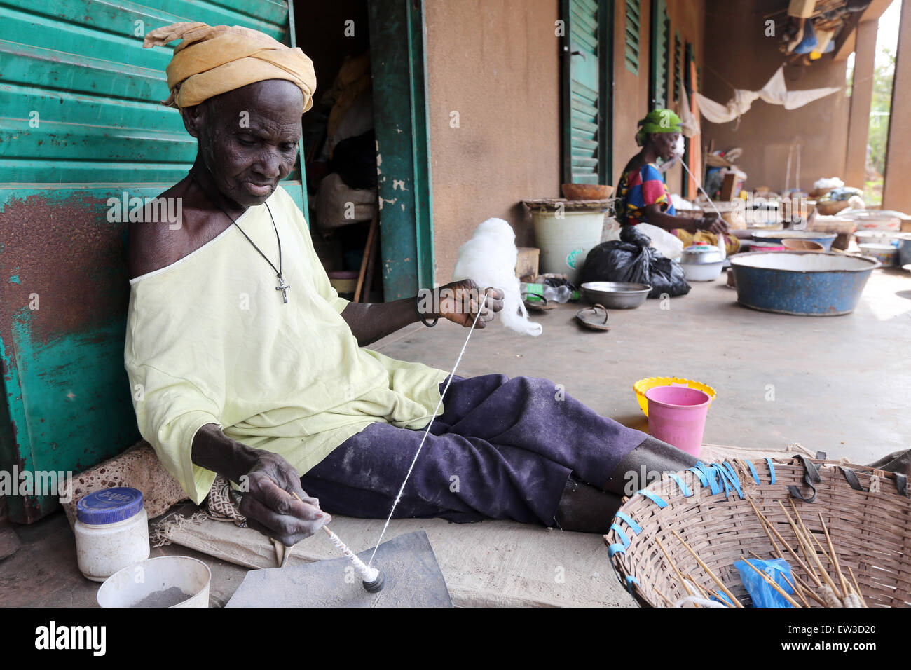 Alte Spinnerei Baumwolle mit Spindel. Ouagadougou, Burkina Faso, Afrika Stockfoto