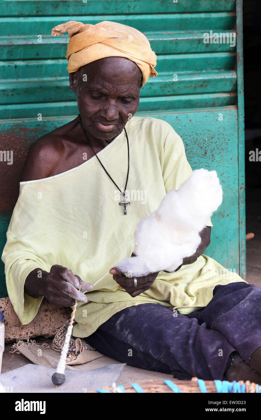 Alte Spinnerei Baumwolle mit Spindel. Ouagadougou, Burkina Faso, Afrika Stockfoto