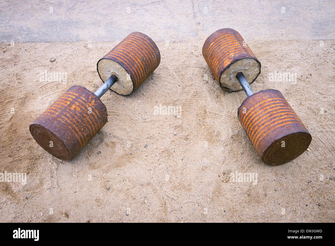 Brasilianische Hantel Gewichte hergestellt aus Beton im Inneren verrosteten  Konservendosen in eine Turnhalle im Freien am Arpoador, Rio De Janeiro,  Brasilien Stockfotografie - Alamy