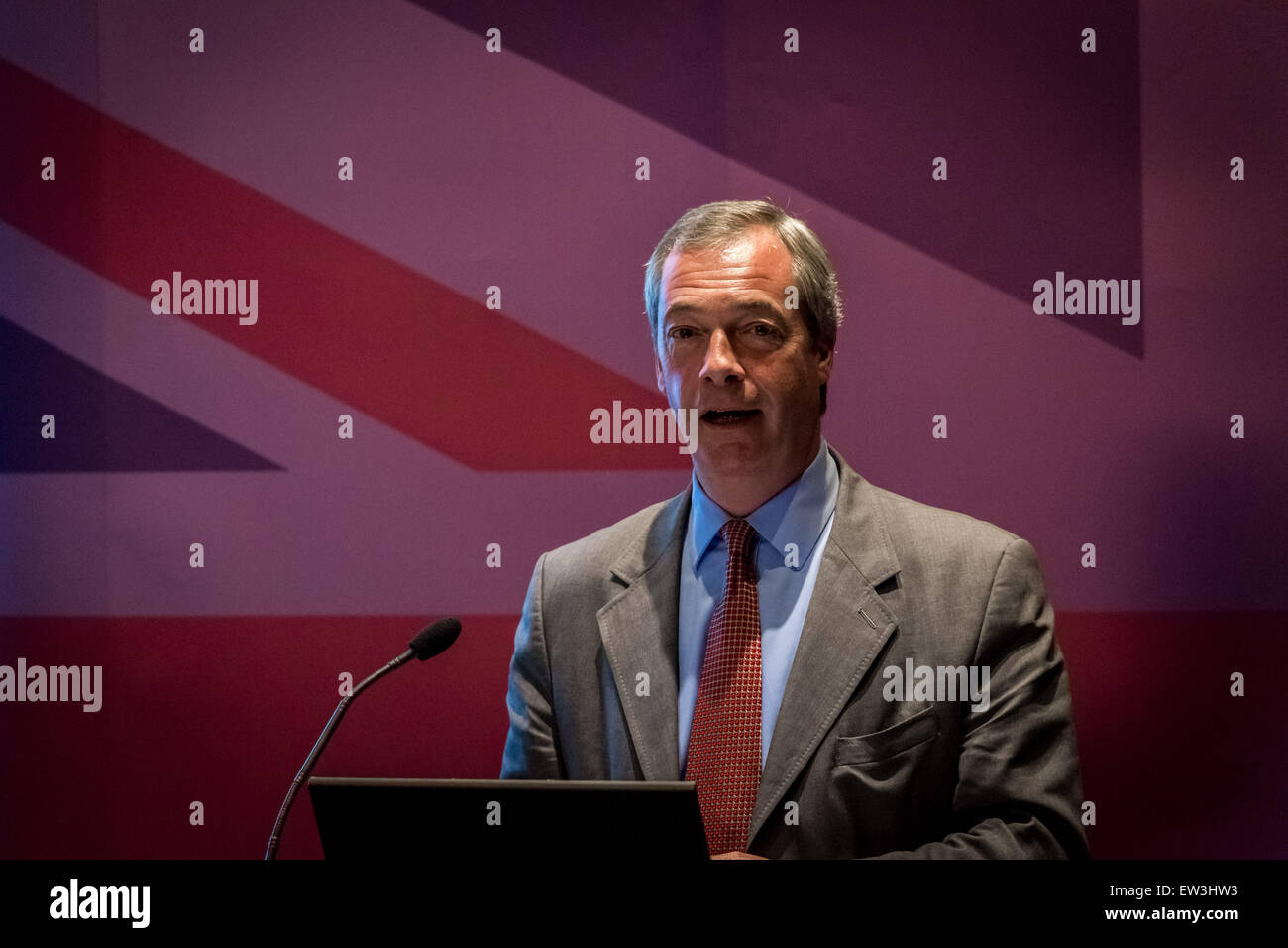 London, UK. 17. Juni 2015. Die UKIP Führer Nigel Farage startet Ausfahrt EU Broschüre Credit: Guy Corbishley/Alamy Live News Stockfoto