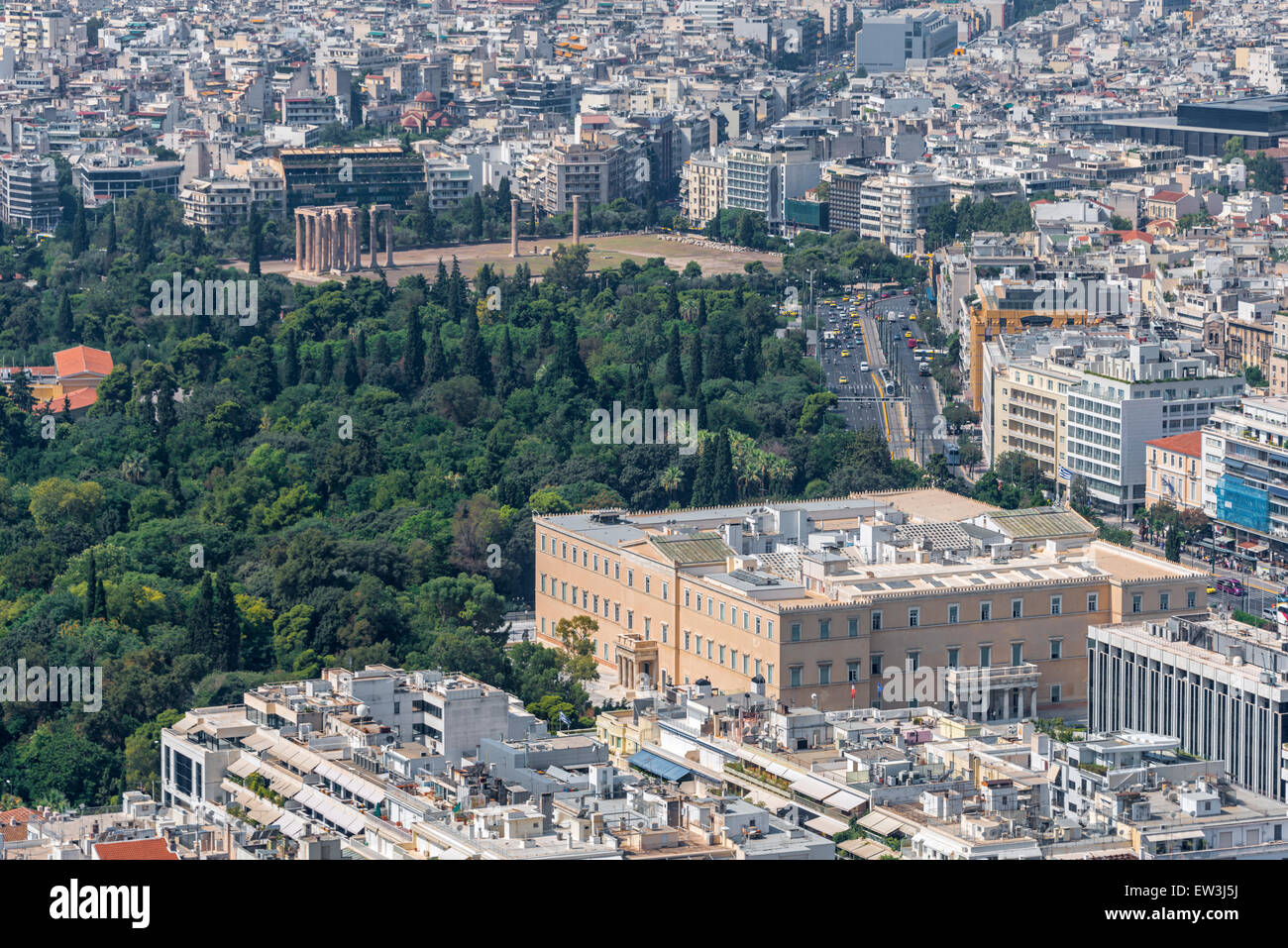 Blick hinunter auf das griechische Parlament Gebäude in Syntagma-Platz von der Spitze des Mount Lycabetus Stockfoto