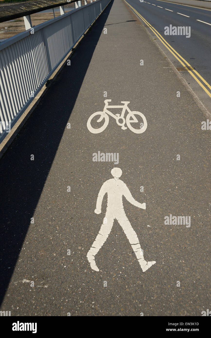 Anzeichen auf Bürgersteig für Fußgänger und Radfahrer. Stockfoto