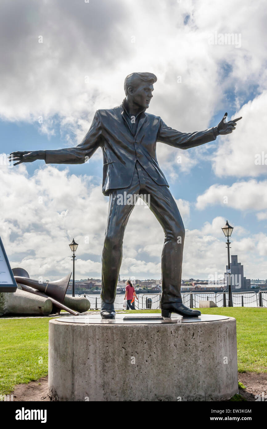 Statue von Billy Fury richtiger Name Ronald Wycherley am Fluss von Liverpool Stockfoto