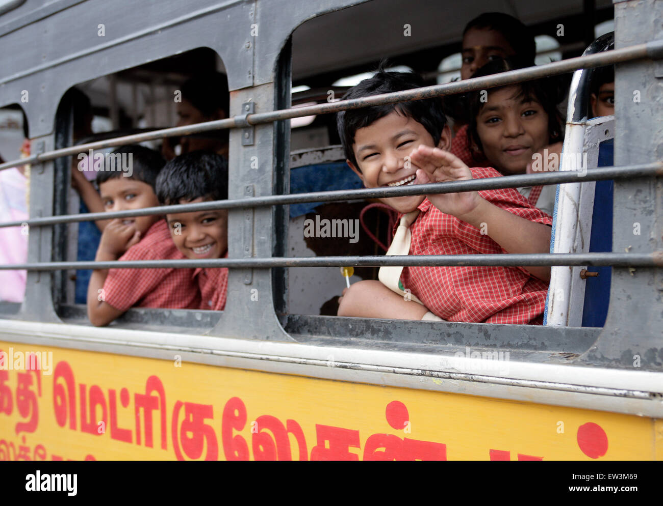 Schülerinnen und Schüler in einem Schulbus, Tamil Nadu, Indien, Asien Stockfoto