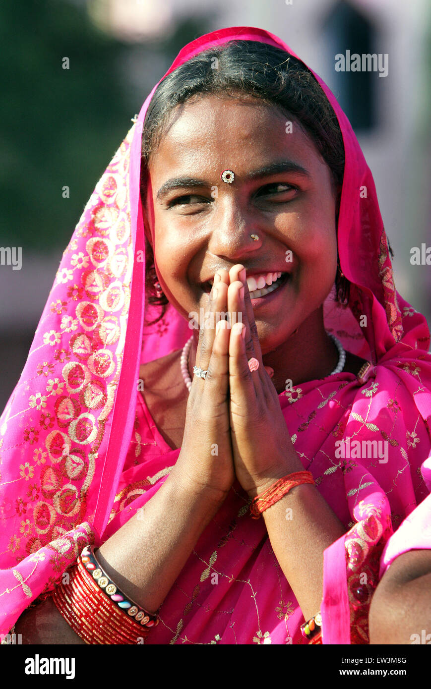 Junge indische Frau geben die Namaste-Gruß aus Indien. Rampur Region, Uttar Pradesh, Indien, Asien Stockfoto