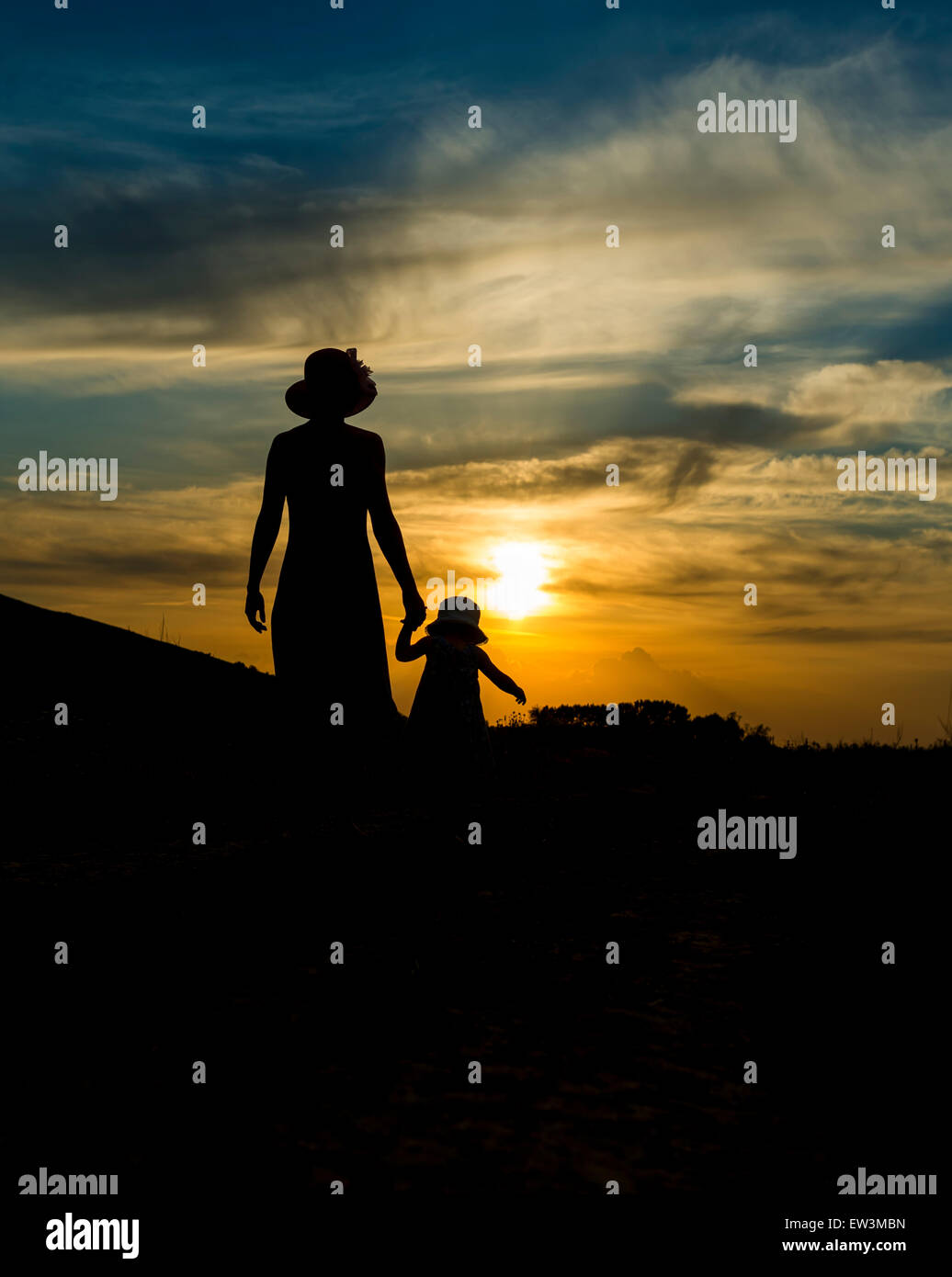 Mutter und Tochter ein Spaziergang bei Sonnenuntergang Stockfoto