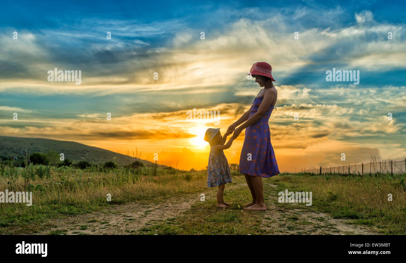 glückliche Mutter und Tochter Spaß bei Sonnenuntergang Stockfoto