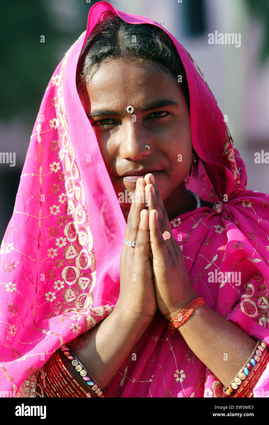 Junge indische Frau geben die Namaste-Gruß aus Indien. Rampur Region, Uttar Pradesh, Indien, Asien Stockfoto