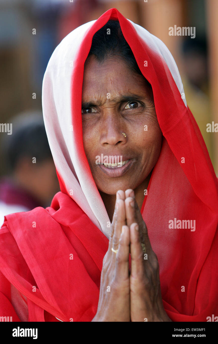 Indische Frau geben die Namaste-Gruß aus Indien. Rampur Region, Uttar Pradesh, Indien, Asien Stockfoto