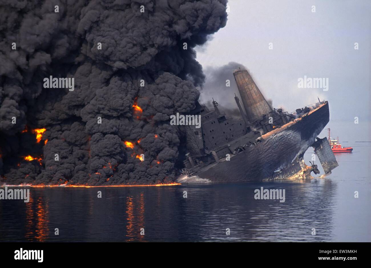 Katastrophe von Haven Öltanker, gingen in Flammen auf und sank vor Genua (Italien) im April 1990 Stockfoto