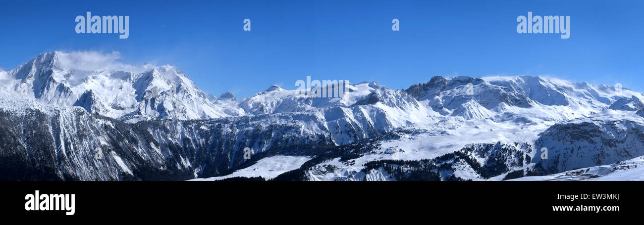 Blick auf Schnee bedeckt Alpengipfel und Wolken als panorama Stockfoto