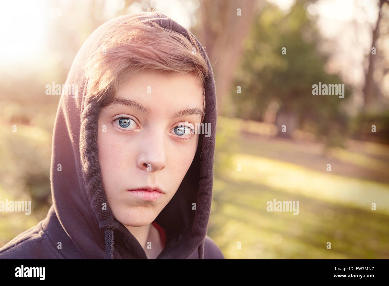 Porträt von einem Teenager mit schwarzer Hoodie in einem park Stockfoto