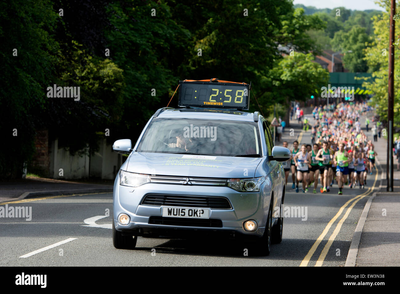 Auto mit Timing Uhr führt ein 10K-Straßenrennen. Stockfoto