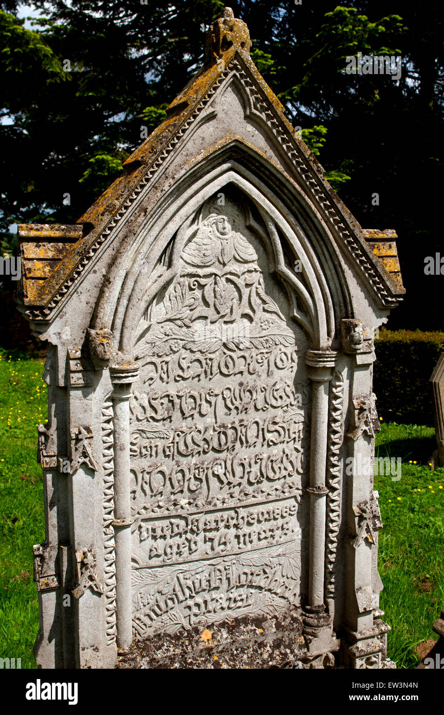 Grabstein mit dem ungewöhnlichen schreiben in St.-Andreas Friedhof, Harlestone, Northamptonshire, England, UK Stockfoto