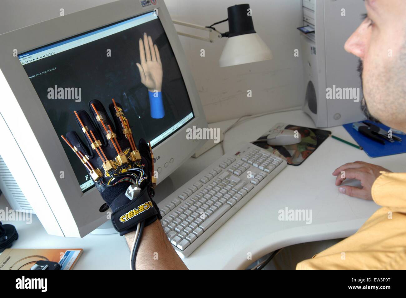 Erweiterte Schule St.Anna von Pisa (Italien), PERCRO Labor, Forschung auf der virtuellen Realität; Handschuh für die virtuelle Realität Stockfoto