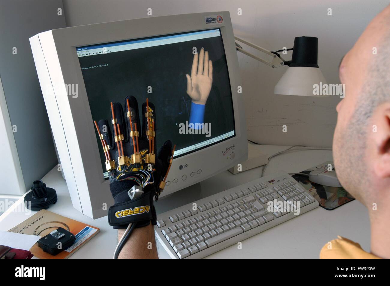Erweiterte Schule St.Anna von Pisa (Italien), PERCRO Labor, Forschung auf der virtuellen Realität; Handschuh für die virtuelle Realität Stockfoto