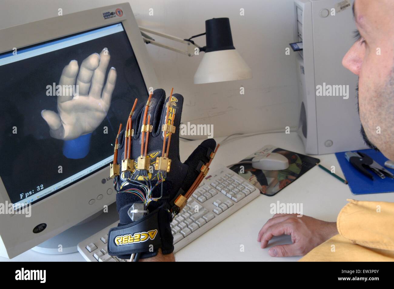 Erweiterte Schule St.Anna von Pisa (Italien), PERCRO Labor, Forschung auf der virtuellen Realität; Handschuh für die virtuelle Realität Stockfoto