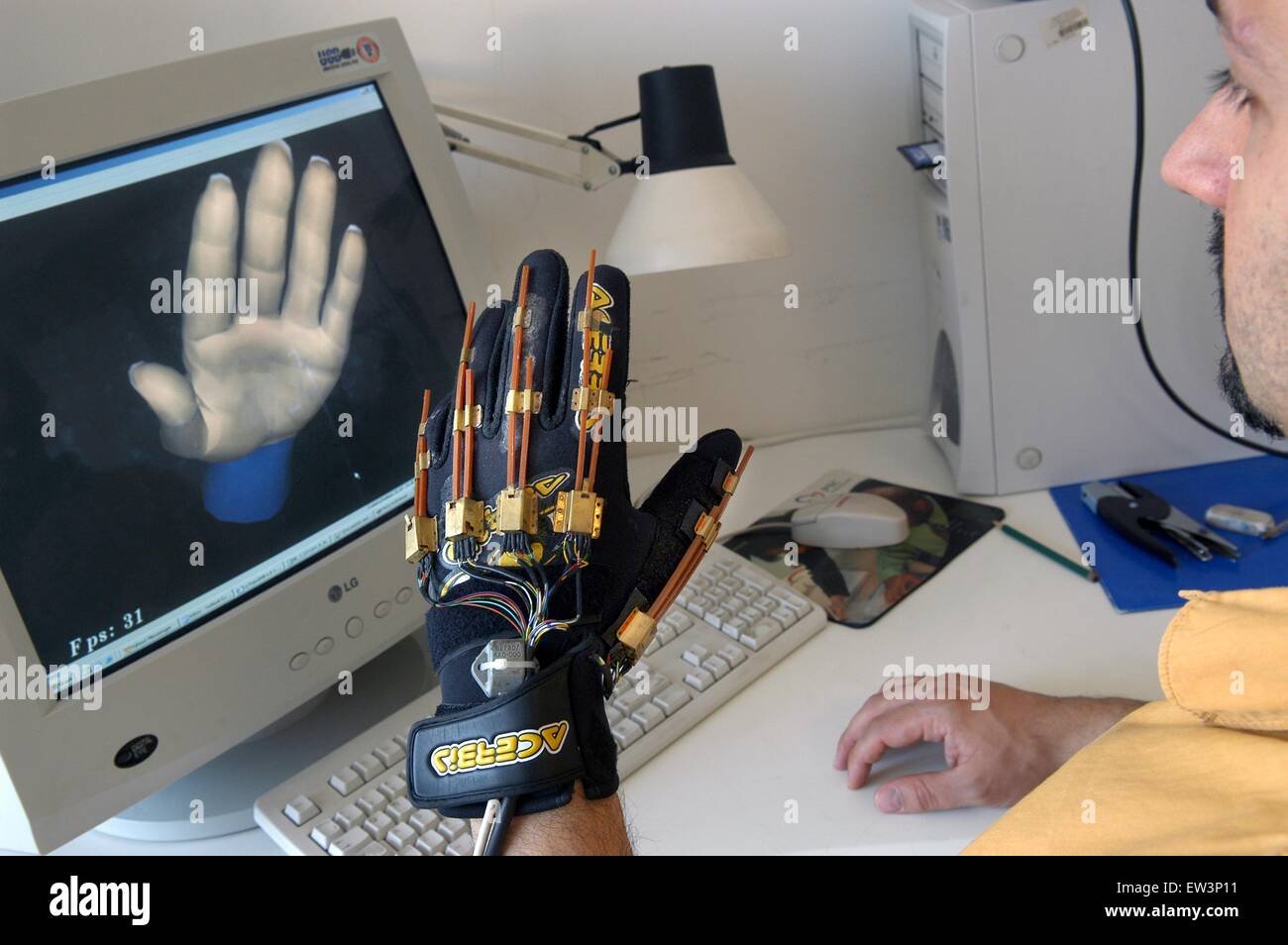 Erweiterte Schule St.Anna von Pisa (Italien), PERCRO Labor, Forschung auf der virtuellen Realität; Handschuh für die virtuelle Realität Stockfoto