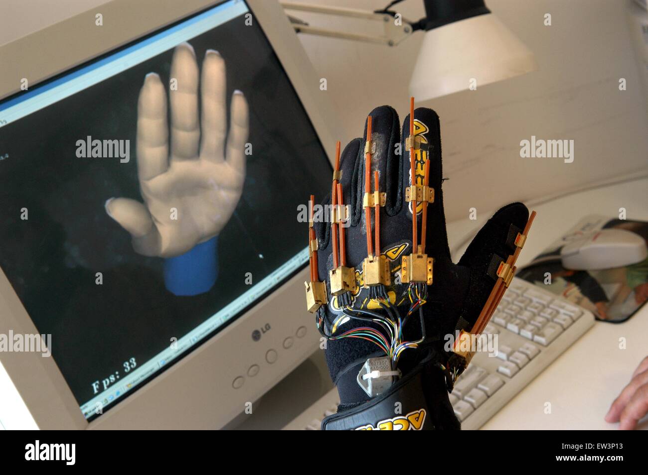 Erweiterte Schule St.Anna von Pisa (Italien), PERCRO Labor, Forschung auf der virtuellen Realität; Handschuh für die virtuelle Realität Stockfoto