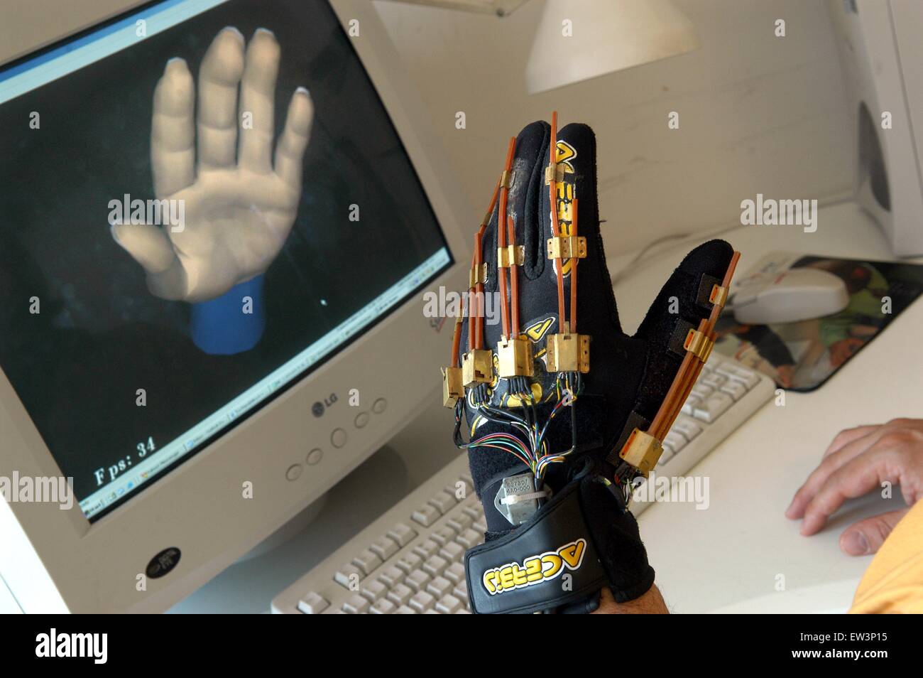 Erweiterte Schule St.Anna von Pisa (Italien), PERCRO Labor, Forschung auf der virtuellen Realität; Handschuh für die virtuelle Realität Stockfoto
