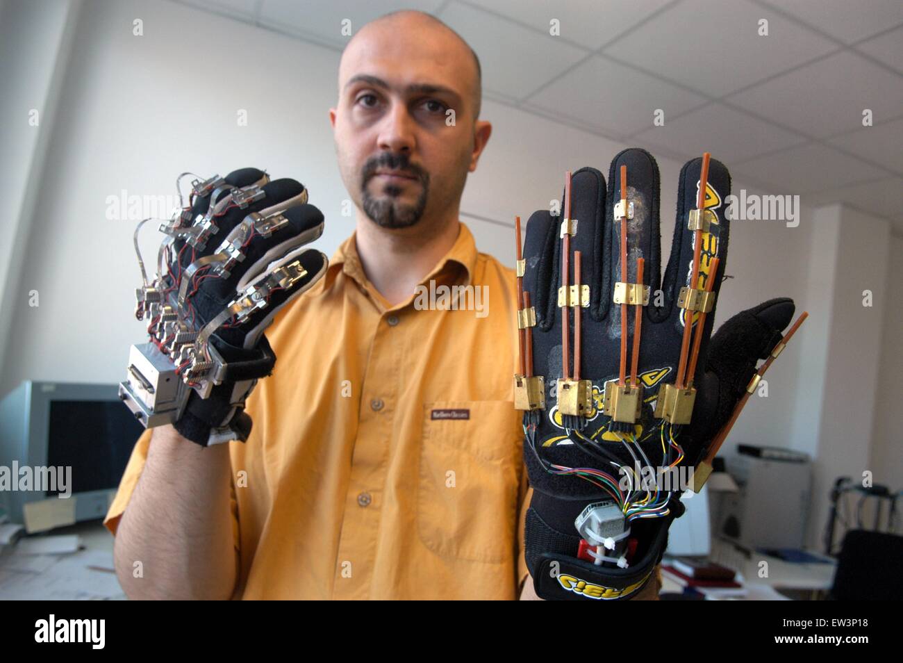 Erweiterte Schule St.Anna von Pisa (Italien), PERCRO Labor, Forschung auf der virtuellen Realität; Handschuh für die virtuelle Realität Stockfoto