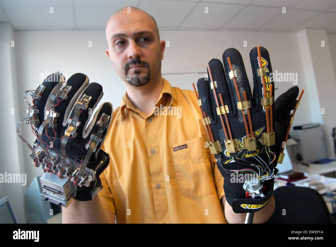 Erweiterte Schule St.Anna von Pisa (Italien), PERCRO Labor, Forschung auf der virtuellen Realität; Handschuh für die virtuelle Realität Stockfoto