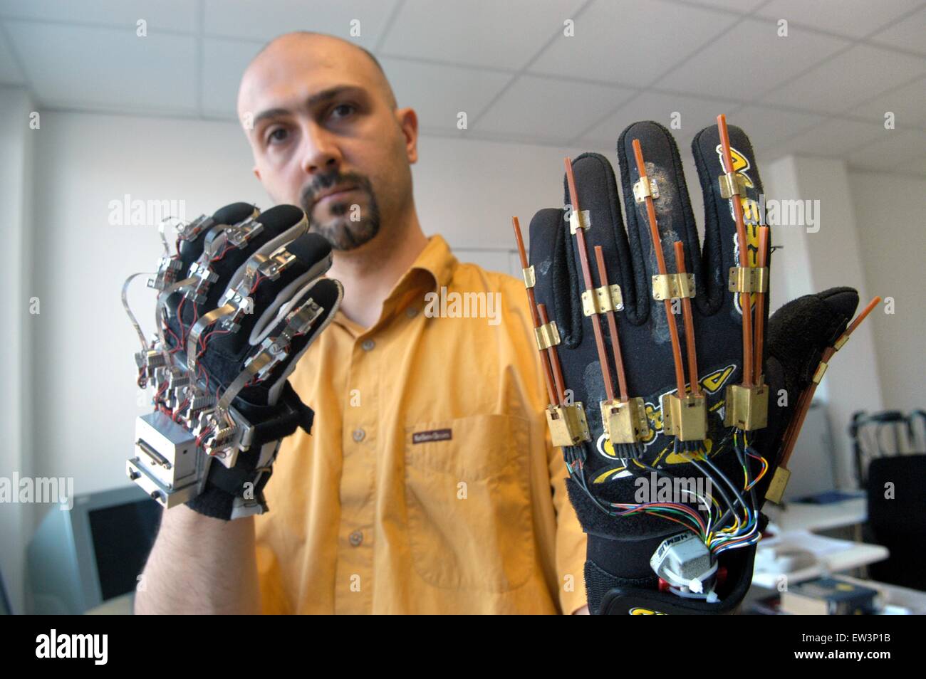 Erweiterte Schule St.Anna von Pisa (Italien), PERCRO Labor, Forschung auf der virtuellen Realität; Handschuh für die virtuelle Realität Stockfoto