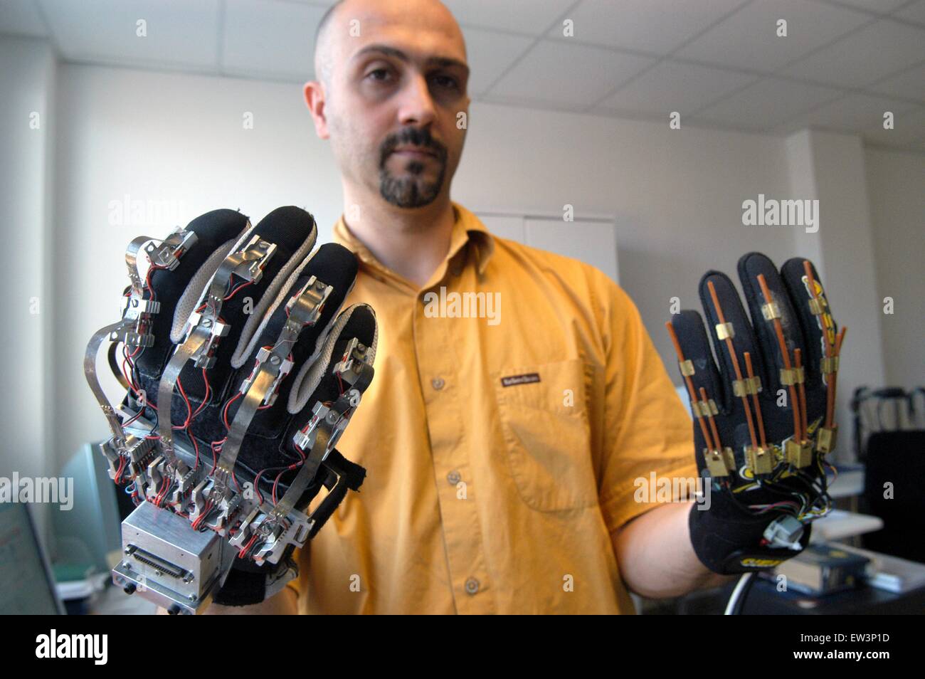 Erweiterte Schule St.Anna von Pisa (Italien), PERCRO Labor, Forschung auf der virtuellen Realität; Handschuh für die virtuelle Realität Stockfoto