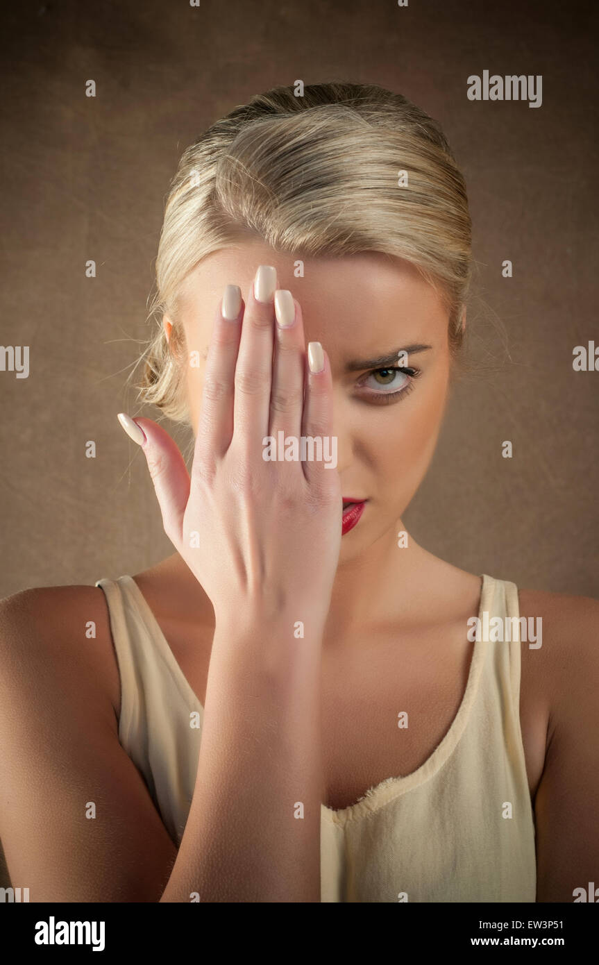 Junge Frau Gesicht mit der Hand versteckt Stockfoto