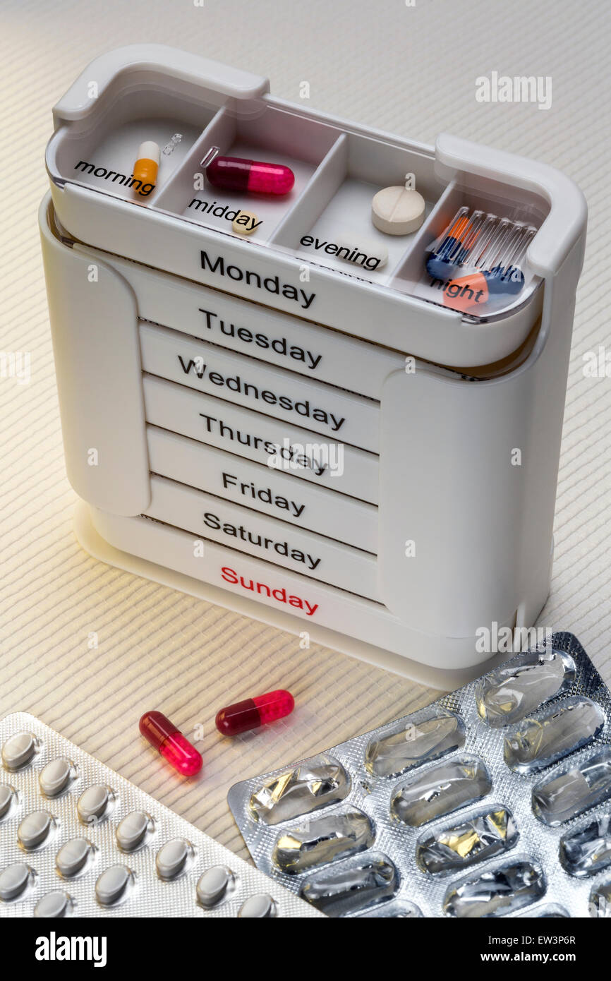 Ärztliche Behandlung - Medikamente täglich morgens, mittags, abends und am Abend eingenommen werden. Stockfoto