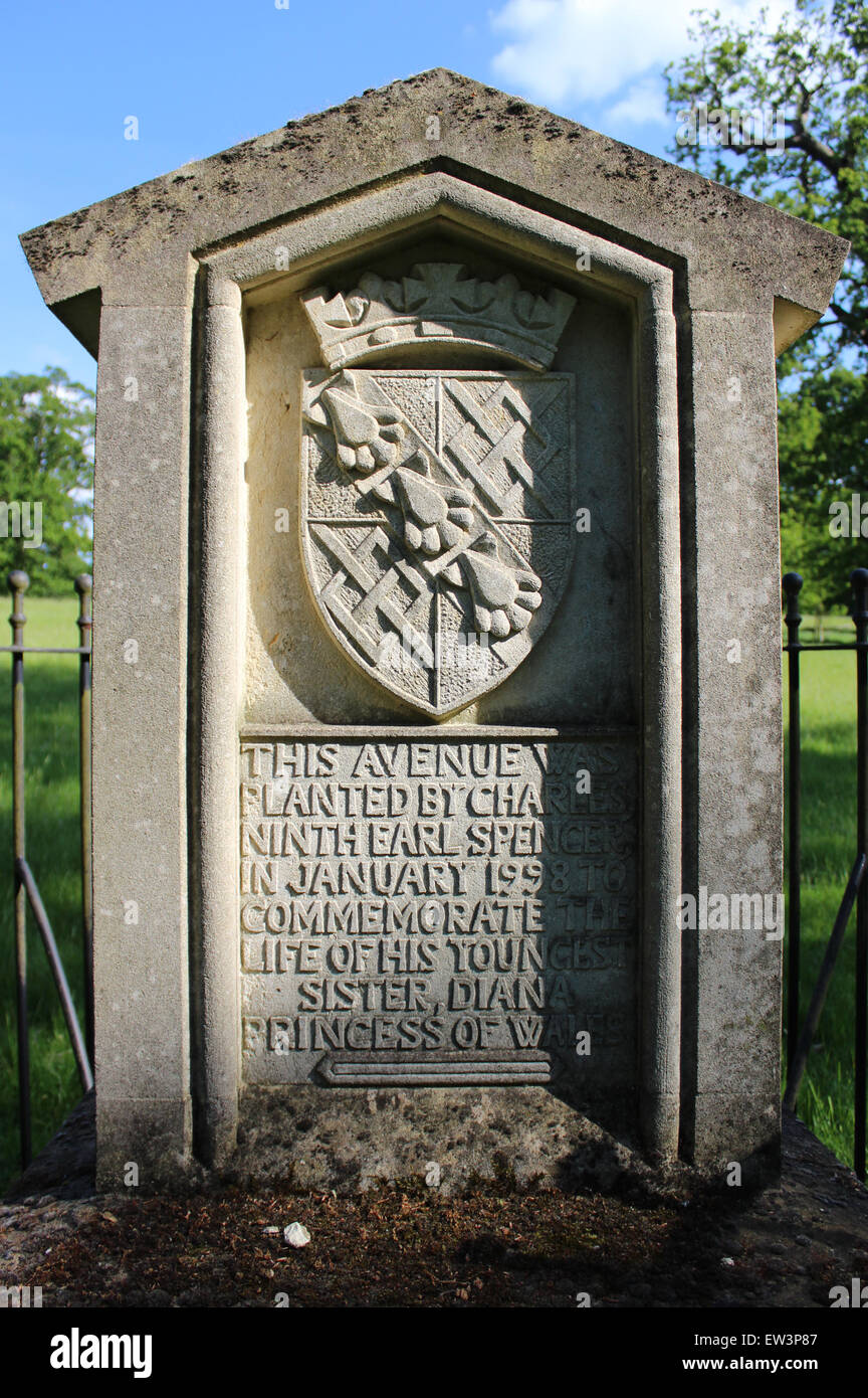 Großaufnahme, Denkmal, Diana Princes of Wales, Allee 36 Eichen im Laufwerk in Althorp, Earl Spencer Stockfoto